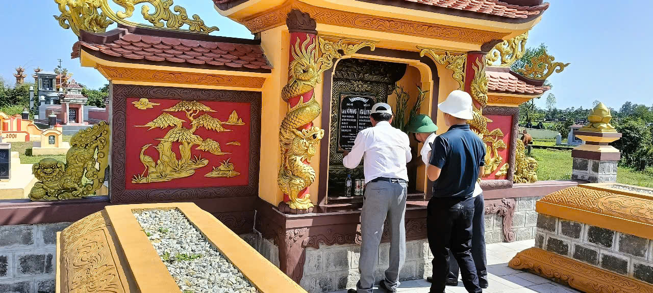 10.Con cháu thắp hương cho ông bà tổ tiên.jpg