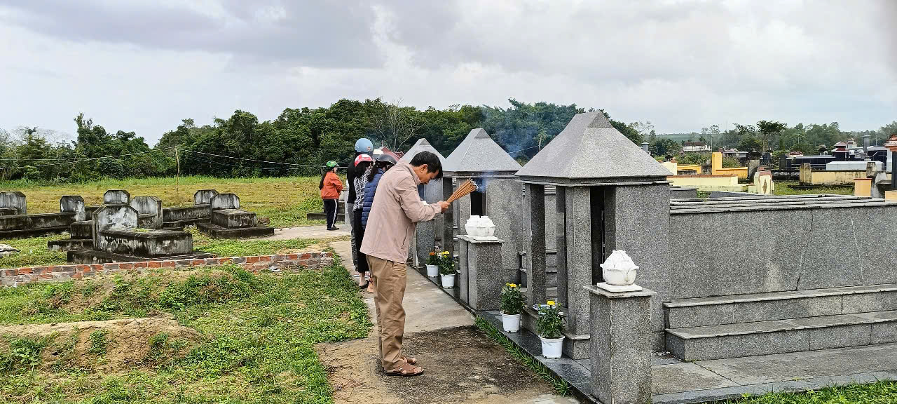 5.Con cháu thắp hương cho ông bà tổ tiên.jpg