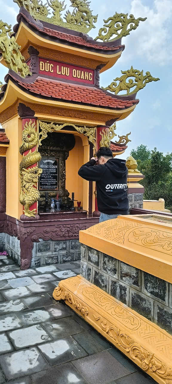 4.Con cháu thắp hương cho ông bà tổ tiên.jpg