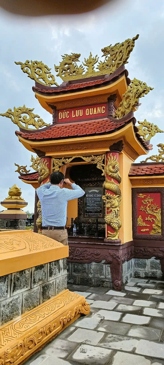 3.Con cháu thắp hương cho ông bà tổ tiên.jpg