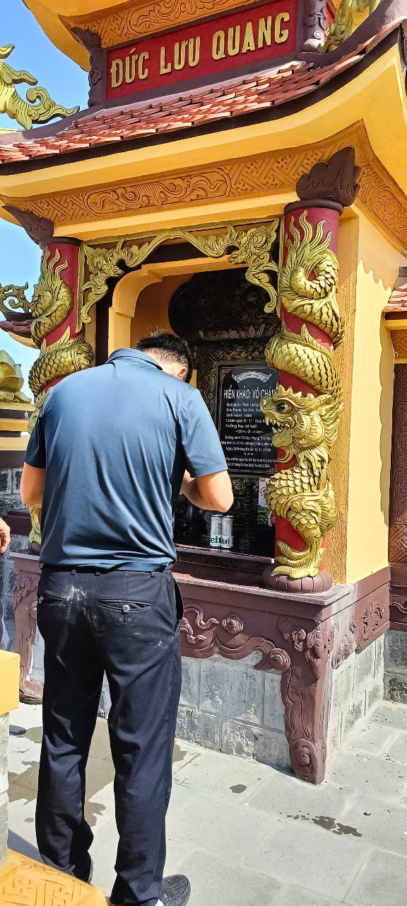 3. Huy thắp hương mộ tổ tiên.jpg