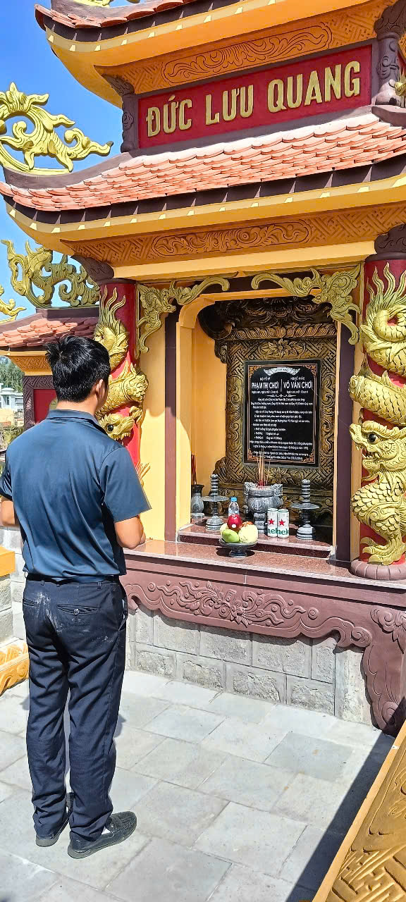 9.Con cháu thắp hương cho ông bà tổ tiên