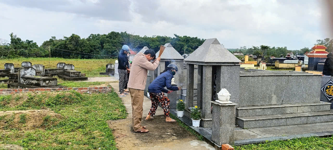 7.Con cháu thắp hương cho ông bà tổ tiên