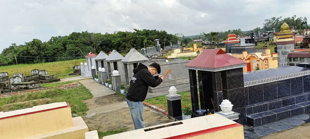 6.Con cháu thắp hương cho ông bà tổ tiên