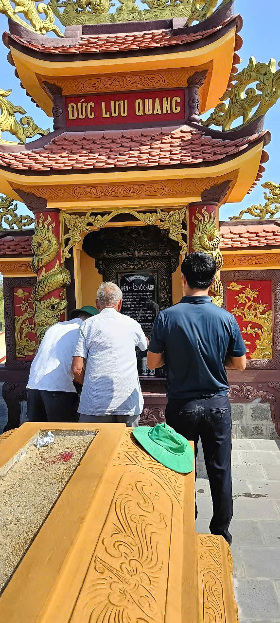 5. Huy thắp hương mộ tổ tiên