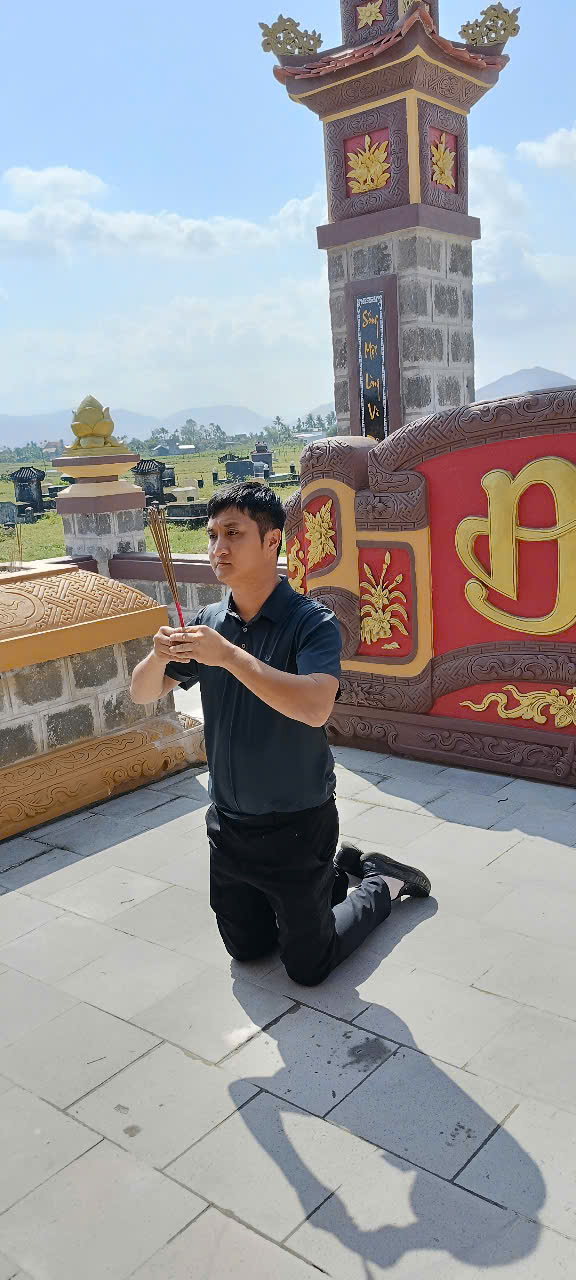 4. Huy thắp hương mộ tổ tiên