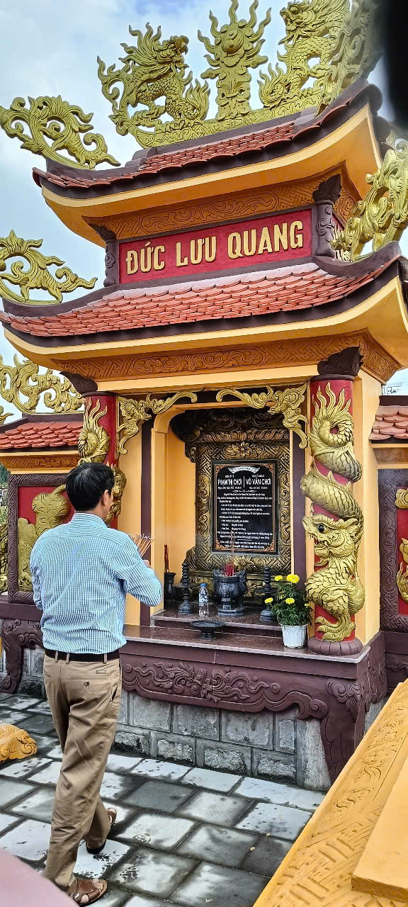 1.Con cháu thắp hương cho ông bà tổ tiên