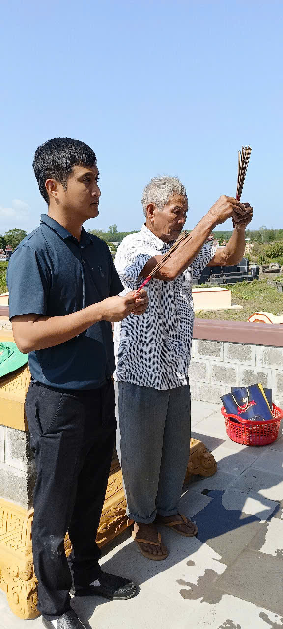 2. Huy thắp hương mộ tổ tiên