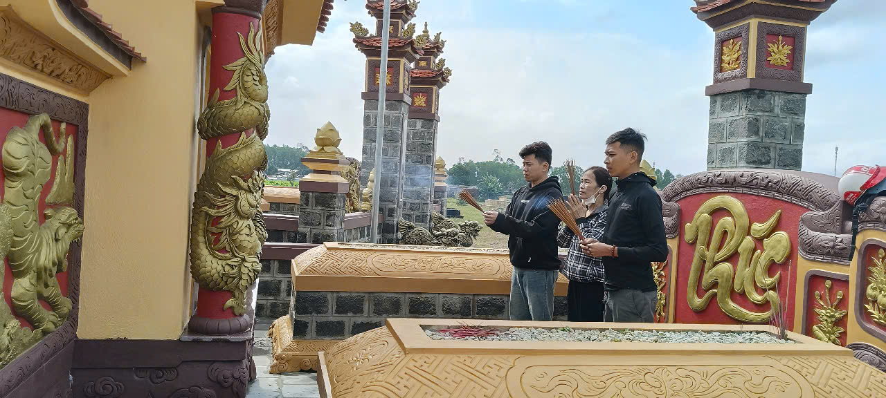 2.Con cháu thắp hương cho ông bà tổ tiên