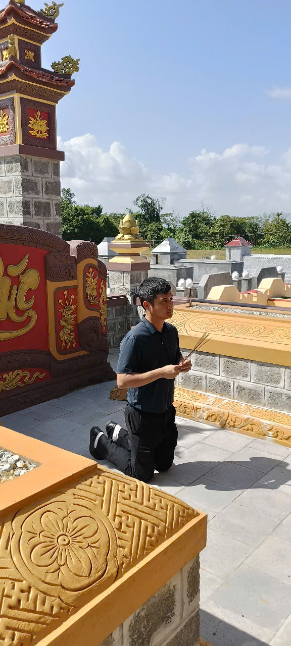 1. Huy thắp hương mộ tổ tiên