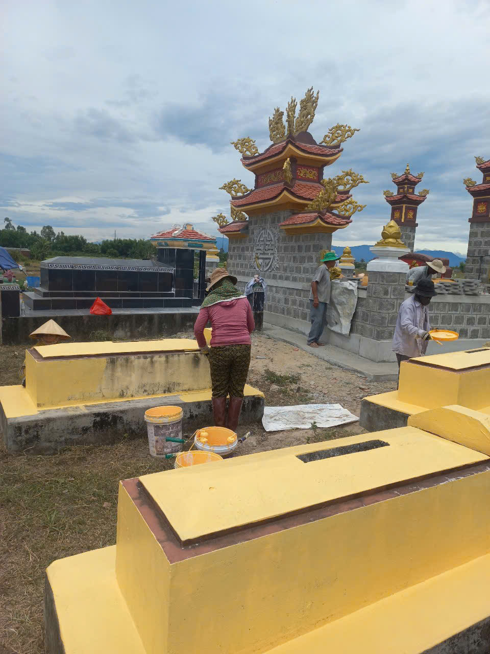 9. Tu bổ sửa sang các lăng mộ tiền hiền