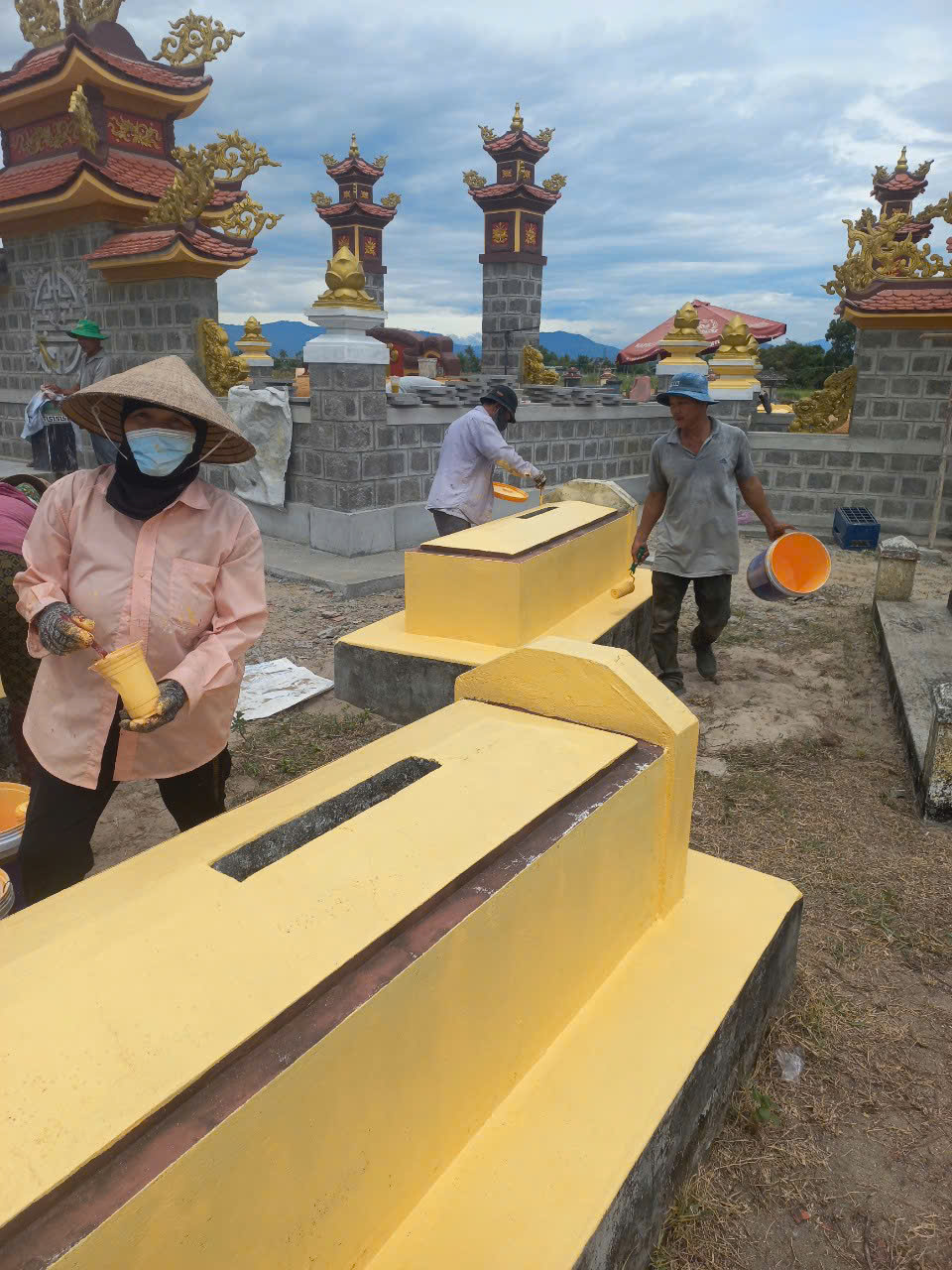 10. Tu bổ sửa sang các lăng mộ tiền hiền