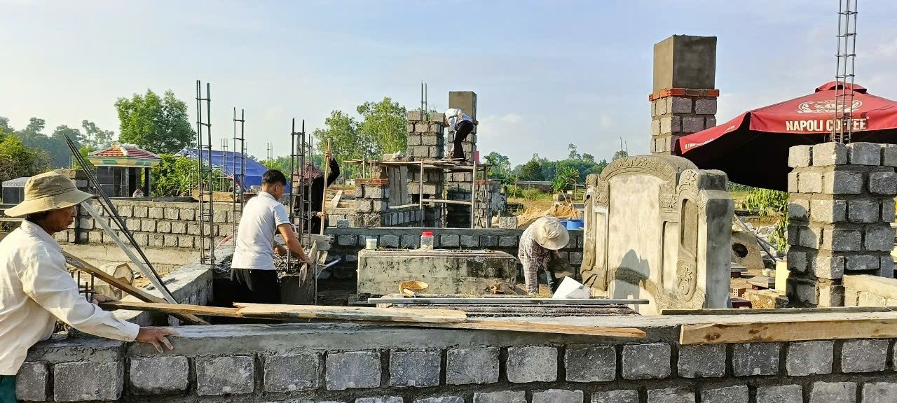 Anh16- Xây mộ