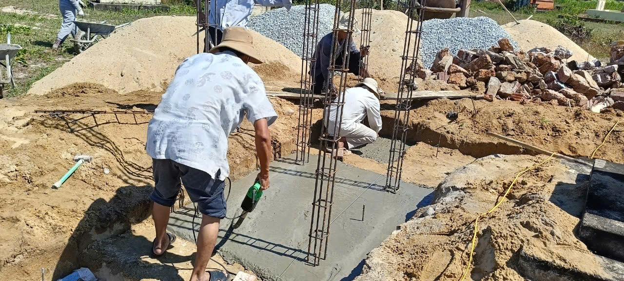Anh18- Xây mộ