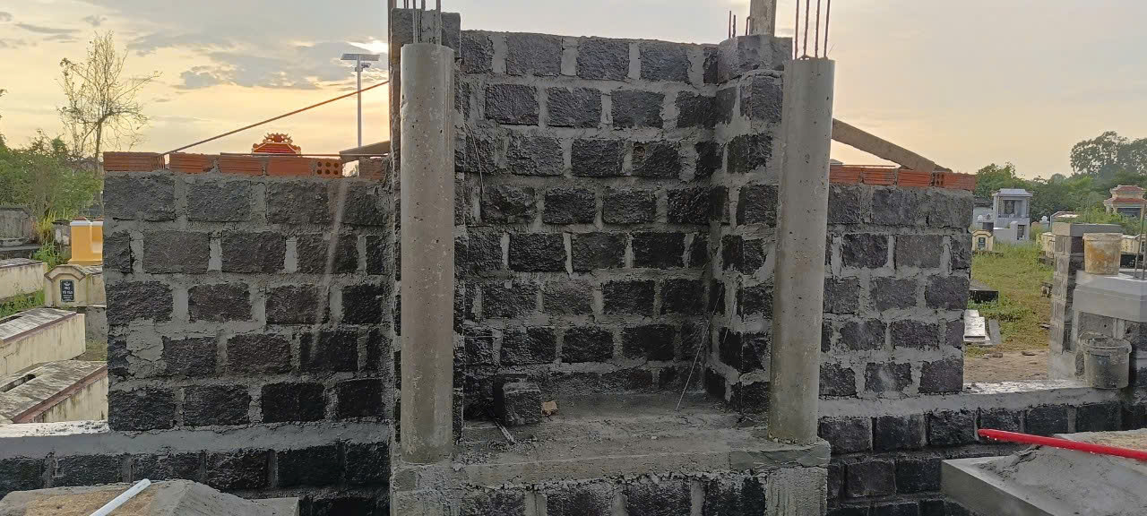 Anh 1 - Xây mộ