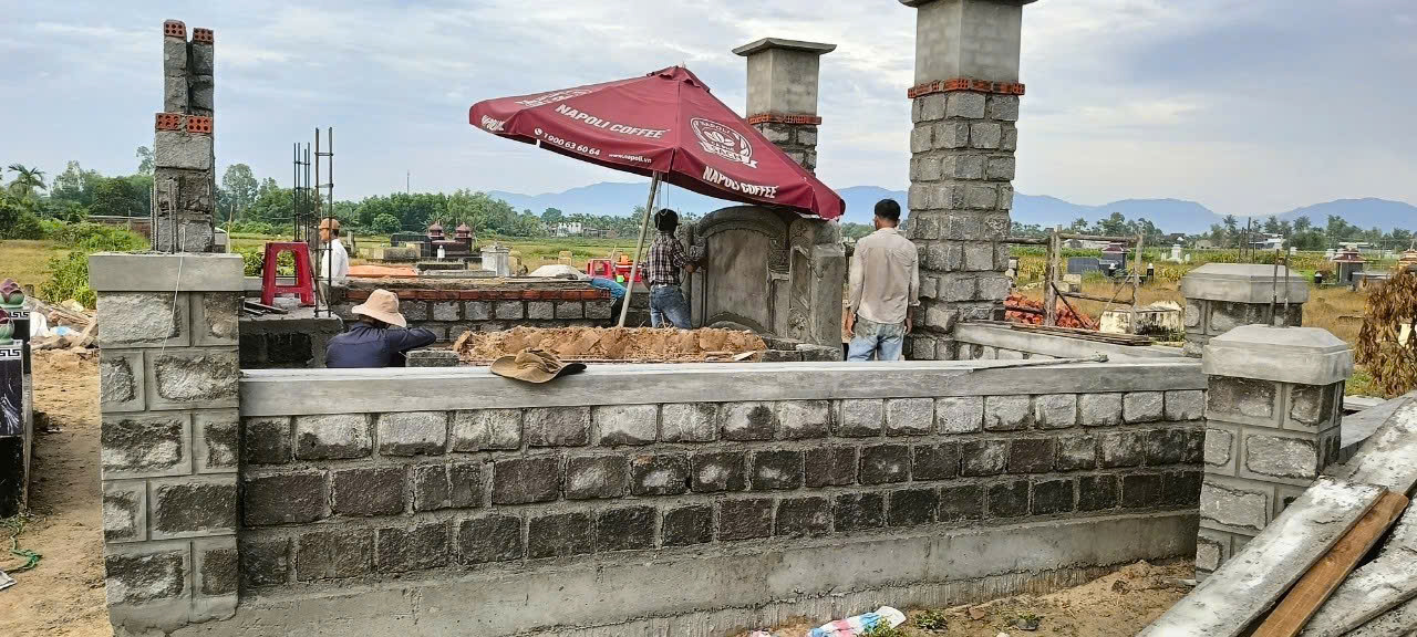 Anh 2- Xây mộ