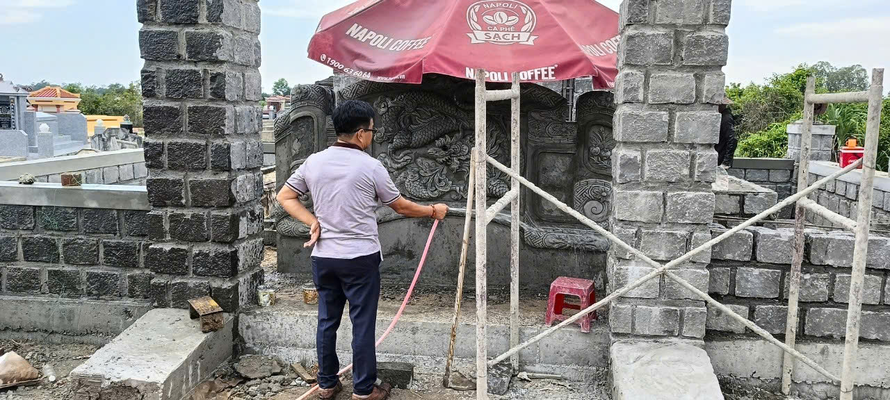 Anh 4- Xây mộ