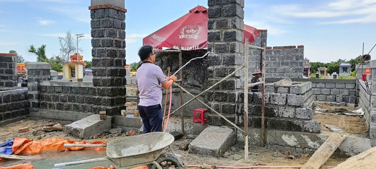 Anh 5 Xây mộ