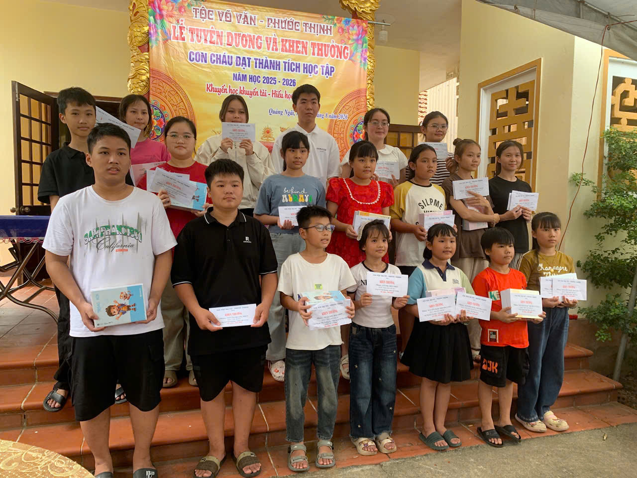 1.Các cháu nhận phần thưởng