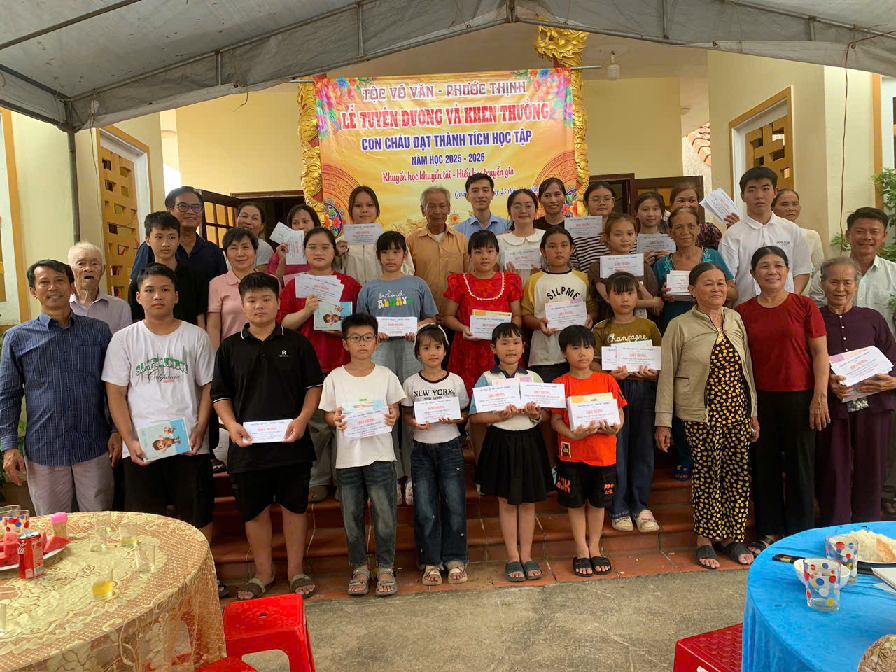 2. Các cháu nhận thưởng